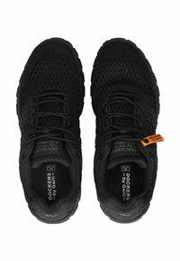 Baskets noires de sport avec une tige en mesh, des accents texturés et un col rembourré. Présente un logo bien visible et une petite étiquette orange.