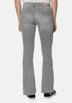 Jeans a zampa d'elefante grigi con una texture liscia e cinque tasche. La vista posteriore mostra un sottile etichetta del marchio sulla vita e cuciture a contrasto.