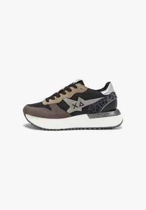 Baskets noires et marron avec semelle blanche, onglet de talon argenté, détail imprimé léopard et logo gris sur le côté.
