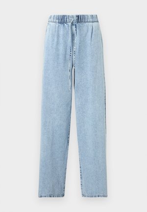 Jean en denim bleu clair avec taille élastique et cordon de serrage réglable, coupe droite, sans poches apparentes ni ornements.