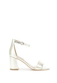 Sandal con tacco a blocco in argento metallico, con punta aperta e cinturino alla caviglia con fibbia. Texture liscia con design minimalista.