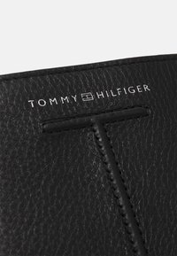 Tommy Hilfiger CENTRAL CC AND COIN UNISEX - Maks - black