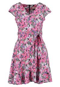 Abito floreale con maniche corte a cappuccio, scollatura a V e vita aderente con fiocco. Predominantemente rosa con motivi bianchi, blu e verdi.