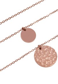 Rosenfarvet halskæde med to runde vedhæng: det ene glat og lille, det andet større med en struktureret, hamret finish. Kæden er delikat.
