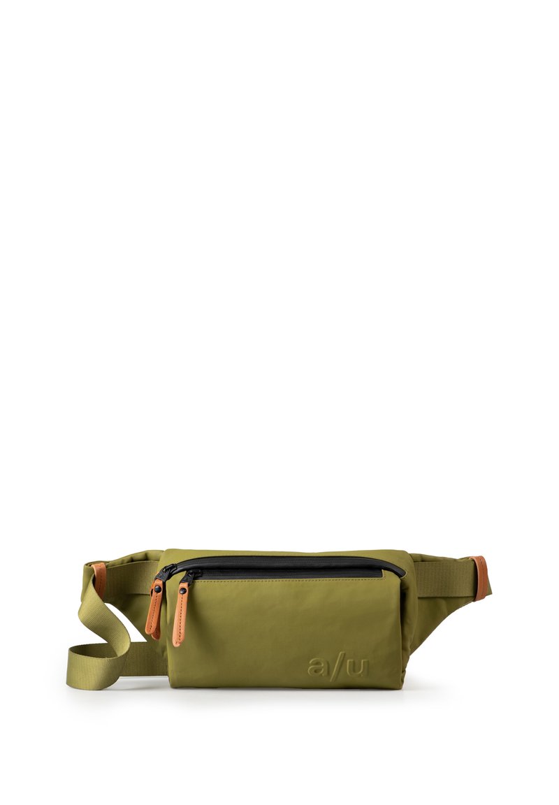 Olivgrüne Bauchtasche aus glattem Stoff, mit einem schwarzen Reißverschluss, tanfarbenen Lederakzenten und einem verstellbaren Tragegurt für sicheren Sitz.