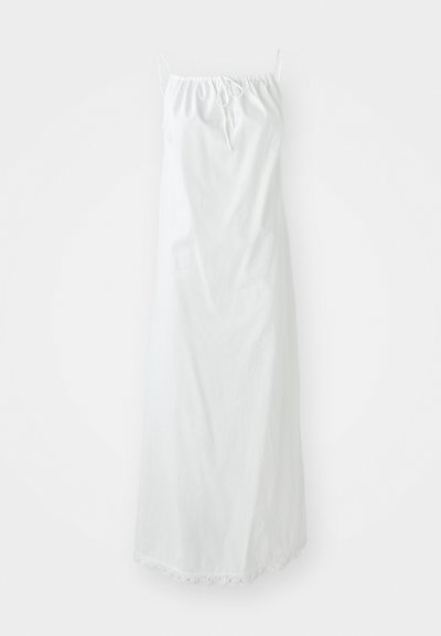Valge puuvillane maksimekko, millel on reguleeritavad õhukesed rihmad, keeratud dekoltee ja lainelise äärega detail. Sile tekstuur ja voolav disain.