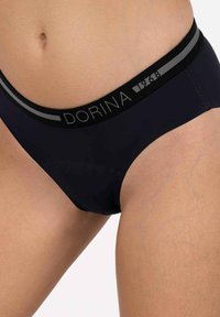 Melni bikini apakšbikses ar gludu tekstūru, kurām ir mīksts jostasvieta, izcelta ar pelēku logo un gadu "1968".