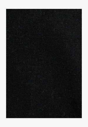 Tela negra con un tejido texturizado, mostrando un color uniforme y ligeras variaciones en los detalles de la superficie. Adecuada para diversas aplicaciones.