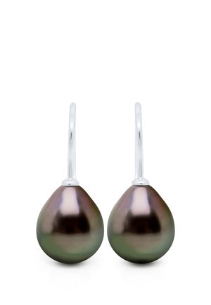 Paired de boucles d’oreilles pendantes avec de grosses perles noires et des crochets en argent sur fond blanc.