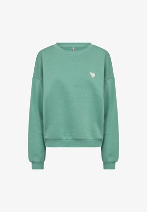 Zelena majica s okruglim izrezom dugih rukava s malim bijelim srcem na lijevoj strani prsa, s rebrastim manžetnama i rubom.