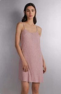 Różowa sukienka bez rękawów o luźnym kroju, wykonana z lekkiej tkaniny. Posiada detal z guzikami wzdłuż klatki piersiowej oraz miękką teksturę.