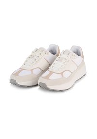 Witte sneakers met lichtbeige accenten, gemaakt van mesh en suede. Beschikt over een gevoerde zool, een ronde neus en vetersluiting.