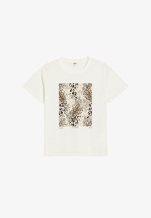 Witte T-shirt met korte mouwen met een vierkant dierenprintpatroon in zwart, beige en bruin op de voorkant, met kleine tekst onder de print.