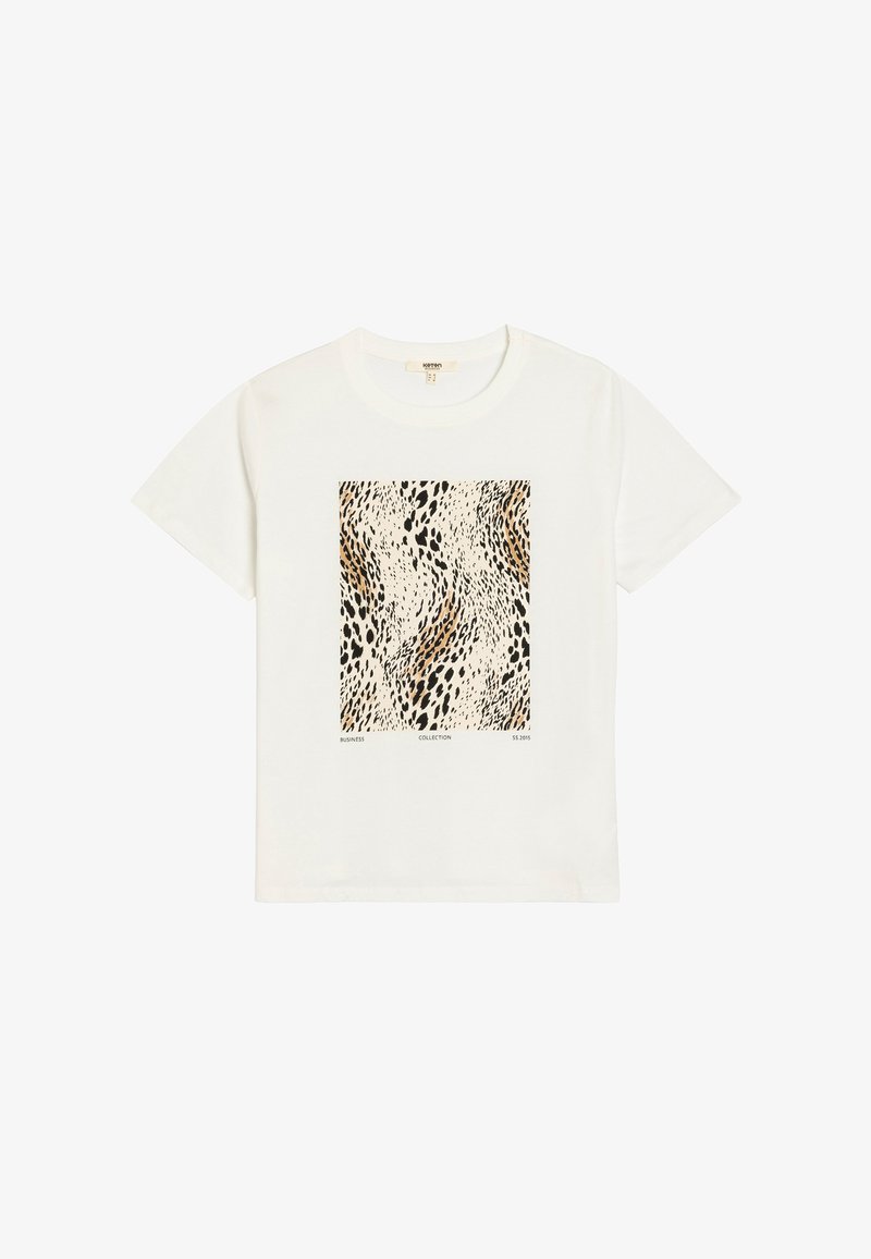 Camiseta blanca de manga corta con un patrón cuadrado de estampado de animales en negro, beige y marrón en la parte frontal, con un pequeño texto debajo del estampado.