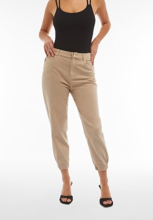 IN NAVETTA CON ELASTICO IN VITA E SUL FONDO. - Jeans Tapered Fit - cobblestone