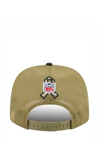 Olivgrüne Netzcap mit gebogenem Schirm, ausgestattet mit einem gestickten NFL-Logo und einem Banddetail auf der Rückseite. Verstellbarer Snapback-Verschluss.