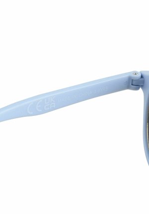 Gai zilo plastmasas saulesbrilles bērniem ar noapaļotiem stikliem un elastīgiem, viegliem rokturiem. Marķējumi: CE, UKCA un "Ražots Ķīnā 3-6GADI".