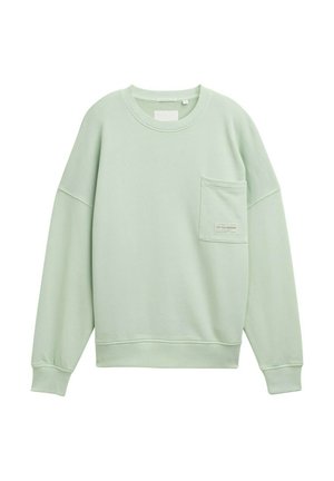 Sudadera verde claro hecha de una tela suave, con cuello redondo, puños acanalados y un único bolsillo en el pecho con un detalle de etiqueta.