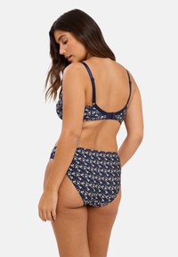 Marine bloemen bikini set met een gepatternde bralette met verstelbare bandjes en bijpassende hoge taille slipjes. Zachte stof, gematigde bedekking.