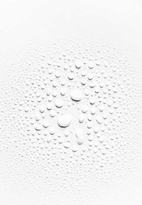 Gocce d'acqua su uno sfondo liscio e chiaro, di dimensioni variabili e disposte in gruppi, creando un aspetto testurizzato sulla superficie.
