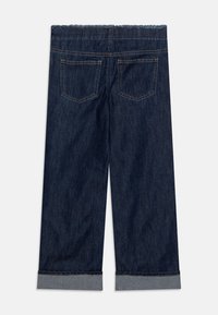 Culottes de denim azul oscuro con corte recto, que presentan dobladillos enrollados y dos bolsillos traseros, decorados con costuras en contraste.