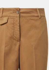Pantaloni marroni realizzati in tessuto liscio con un design classico, dotati di chiusura con bottone e dettagli sottili sulle tasche frontali.