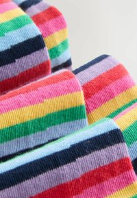 Baumwollsocken mit horizontalen Streifen in Rosa, Gelb, Grün, Blau, Lila und Schwarz. Weiche Textur mit einem gerippten Design.