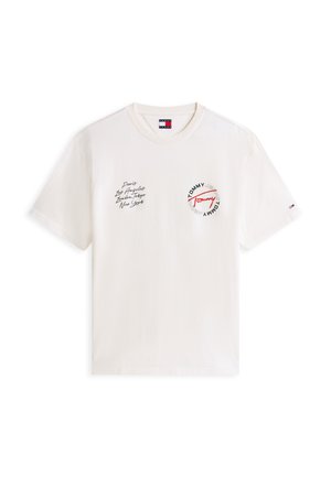 Camiseta blanca de cuello redondo con nombres de ciudades en negro en el lado izquierdo del pecho y un logo circular de Tommy Jeans en el lado derecho del pecho.