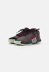 Sportschoenen met een zwart en bordeauxrood mesh bovenwerk, slank ontwerp, rubberen zool en opvallende witte strepen aan de zijkant.