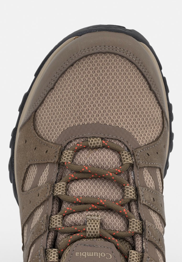 Chaussure de randonnée en mesh marron et daim avec un capuchon renforcé, des accents rouges sur les lacets et une semelle extérieure en caoutchouc texturé.