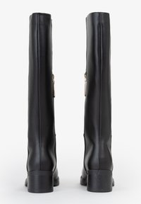 Stivali neri al ginocchio in pelle liscia, con punta arrotondata e tacco a blocco basso, dotati di una zip laterale.