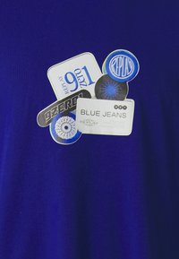 Replay M9Z1 T-SHIRT - Trükipildiga T-särk - true blue