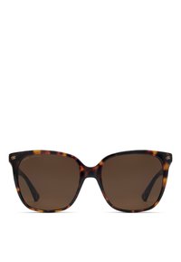 Des lunettes de soleil avec un motif écaille de tortue, en forme de yeux de chat larges et dotées de verres marron. Logo accent sur la monture gauche. Matériau plastique lisse.