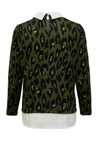 Långärmad topp i olivgrön med svarta leopardfläckar, med vit krage, en nyckelhålrygg och lager-detajl i fållen.