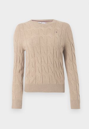 Pull en tricot beige avec des manches longues, un col et un ourlet côtelés, présentant un logo discret sur la poitrine. Texture douce avec un design classique.