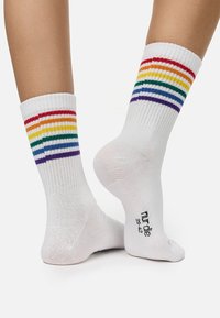 Weiße Baumwollcrew-Socken mit mehrfarbigen horizontalen Streifen in Rot, Orange, Gelb, Grün, Blau und Lila; mit Branding an der Sohle.