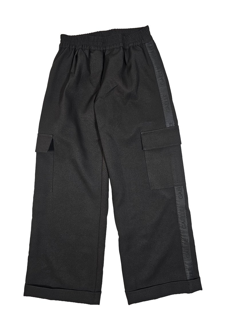 Pantaloni cargo neri realizzati in tessuto morbido, con vita elastica, due tasche frontali, toppe laterali e una striscia con logo lungo i lati.