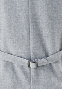 Hellblaues, mit Gürtel versehenes Kleidungsstück aus strukturiertem Stoff; verfügt über einen breiten Gürtel mit Metallschnalle und ein glattes, gerades Schnittdesign.