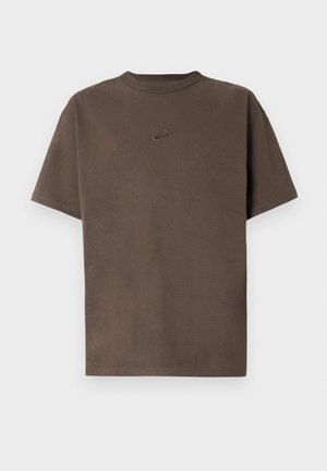 Braunes Nike-T-Shirt mit kurzen Ärmeln, Rundhalsausschnitt und kleinem, gesticktem Logo mittig auf der Brust vor weißem Hintergrund.