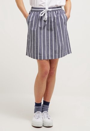 Gestreifter Leinenrock in Marineblau und Weiß, mit einem elastischen Bund, Kordelzug und zwei Seitentaschen, in entspannter Passform und knielanger Schnittführung.