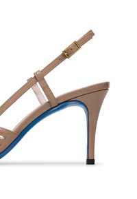 Sandal in vernice beige con tacco alto, dotata di un accento blu sulla suola e una fibbia dorata su un cinturino regolabile. Presenta un design aperto.