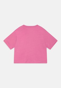 Nike Sportswear TEE CROP FUTURA - T-shirt estampada - magic flamingo