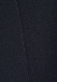 Marineblauer strukturierter Stoff mit feinen vertikalen Streifen. Das Gewebe wirkt glatt, mit einem subtilen Glanz, der das Licht in bestimmten Bereichen reflektiert.