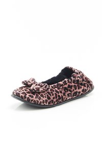 Leopardprint ballet flats in roze en zwart met een zachte stoffen bovenkant, een decoratieve strik aan de voorkant en een zwarte rubberen zool.