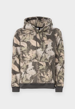 Sweat à capuche en polaire imprimé camouflage, poche kangourou, capuche avec cordon de serrage, poignets et bas côtelés dans des nuances de vert, beige et gris.