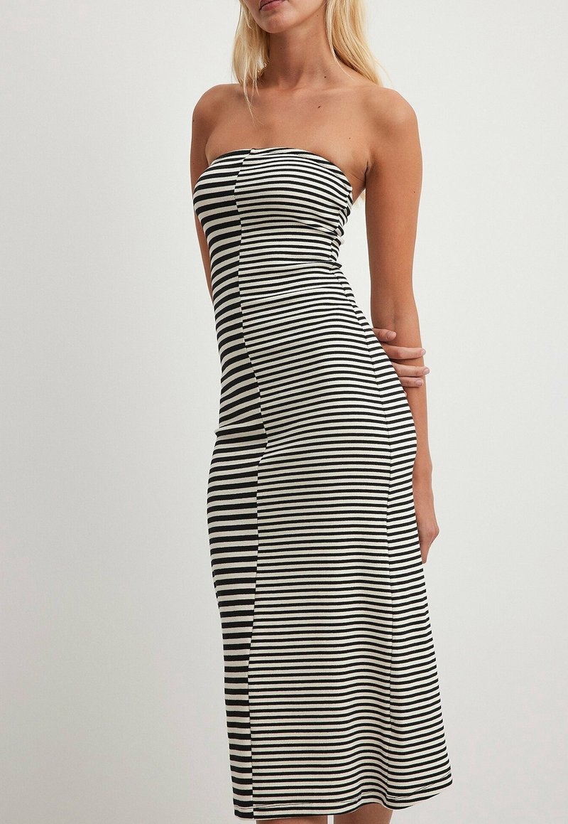 Schwarzes und weiß gestreiftes, trägerloses Kleid in taillierter Form mit Midi-Länge, geripptem Textur und einer zentralen Nahtdetails.
