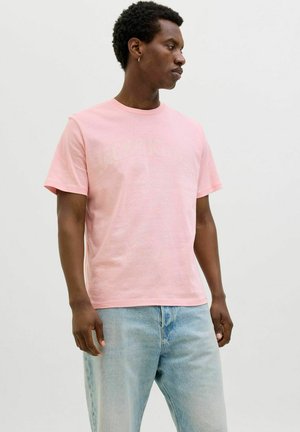 Helles rosa T-Shirt aus weichem Stoff, mit Rundhalsausschnitt und kurzen Ärmeln. "Jack & Jones"-Logo in einem etwas dunkleren Farbton.