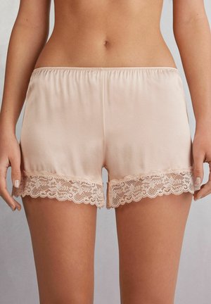 Satijnen shorts in lichtroze met een kanten rand aan de zoom. Elastische tailleband voor een comfortabele pasvorm; overall een zachte textuur.