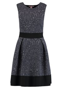 Ärmelloses Kleid mit einem strukturierten, marineblauen Musterstoff, einem schwarzen Taillenbund und einem ausgestellten Rockdesign.