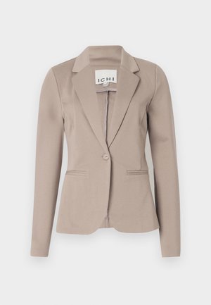 Beige op maat gemaakte blazer met een enkele knoop, notch-revers en twee voorzakken. Gemaakt van gladde stof met een gemiddelde gewicht.
